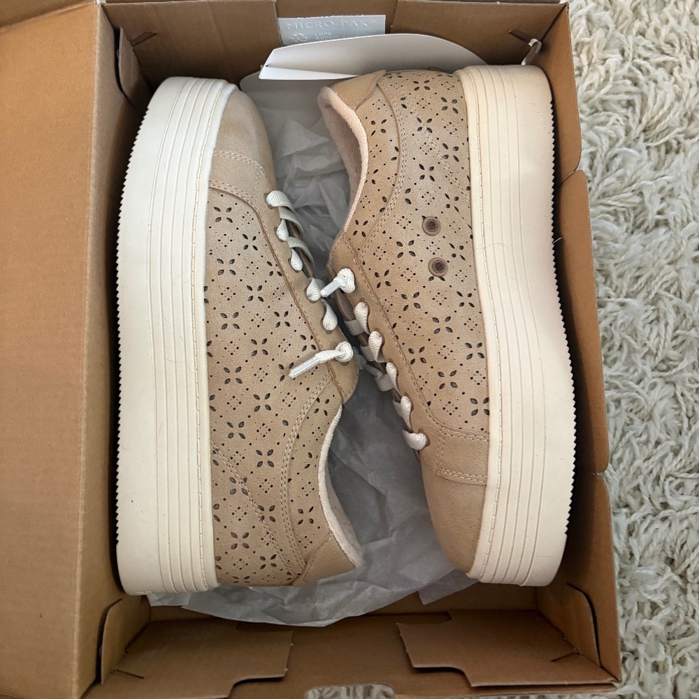 Roxy Tan and White Women's Sneakers